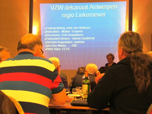 Openbare algemene vergadering financien in het Sint-Anneke Centrum in de Sint-Anna-ten-Drieënkerk op maandag 16 maart 2015 in de Sint-Anna-ten-Drieënparochie, Antwerpen Linkeroever